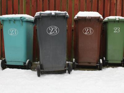 Foto von vier Mülltonnen