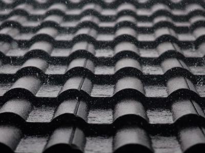 Foto von Regen auf einer Dachfläche