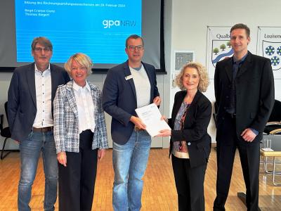 Foto mit Mitarbeitern der Gemeindeprüfungsanstalt Nordrhein-Westfalen und der Gemeinde Bedburg-Hau