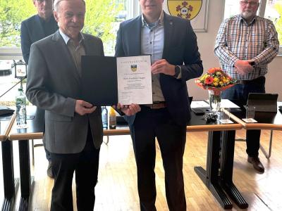 Foto mit Ratsmitglied Friedhelm Haagen und Bürgermeister Stephan Reinders