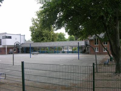 Foto vom Schulhof und Schulgebäude der Grundschule Hau