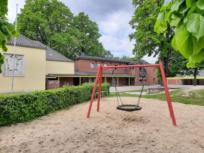 Foto vom Schulgebäude und Schulhof in Hasselt