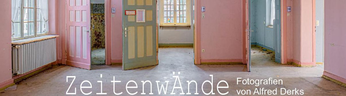 ZeitenwÄnde - Ausstellung von Alfred Derks Foto von einem rosa Raum mit der Aufschrift ZeitenwÄnde