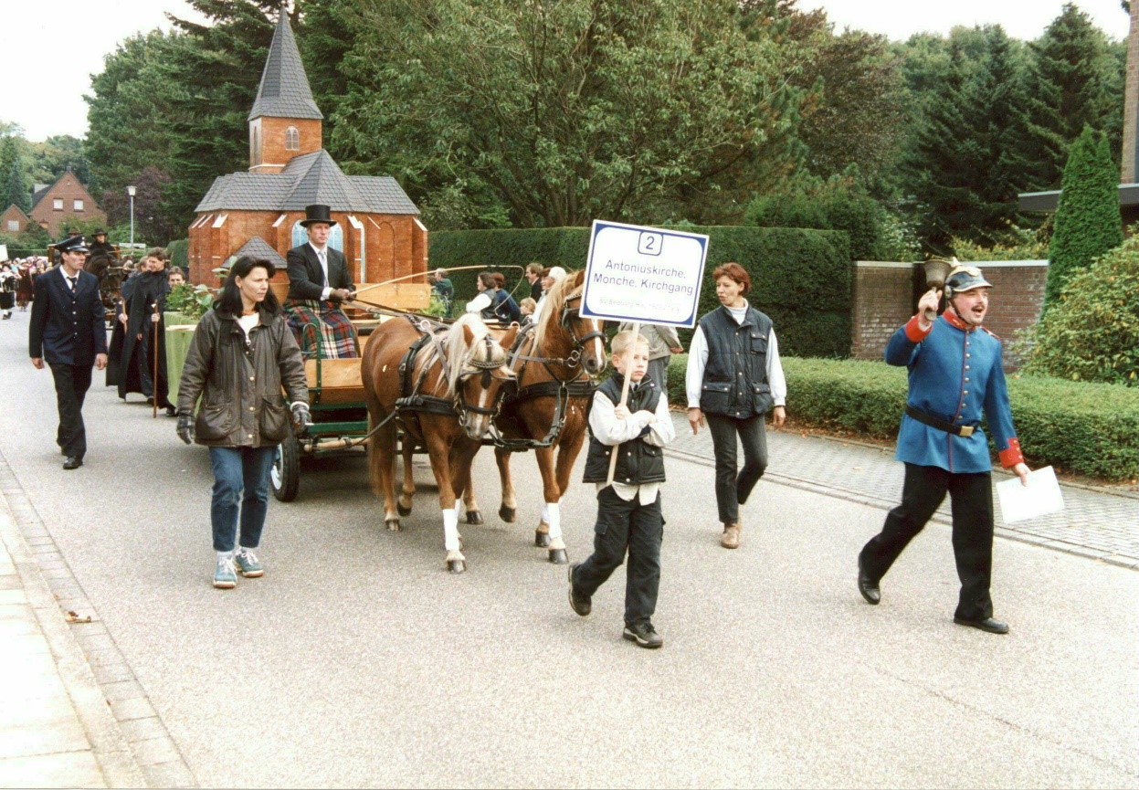 Festumzug 200 Jahre Amt Till Foto von einem Festumzug in Bedburg-Hau