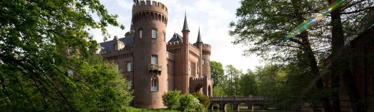 Foto von Schloss Moyland mit Wassergraben