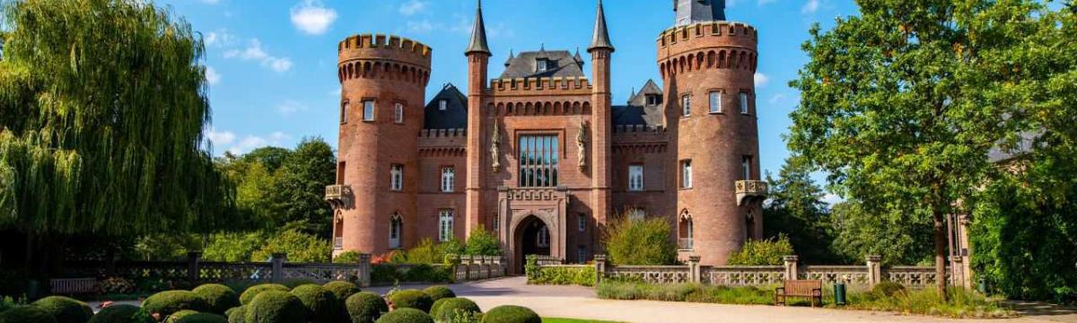 Foto vom Schloss Moyland mit Gartenanlage