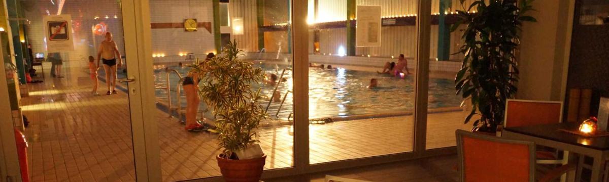 Hallenbad im Kerzenschein Foto des Schwimmbeckens im Hallenbad bei Kerzenschein