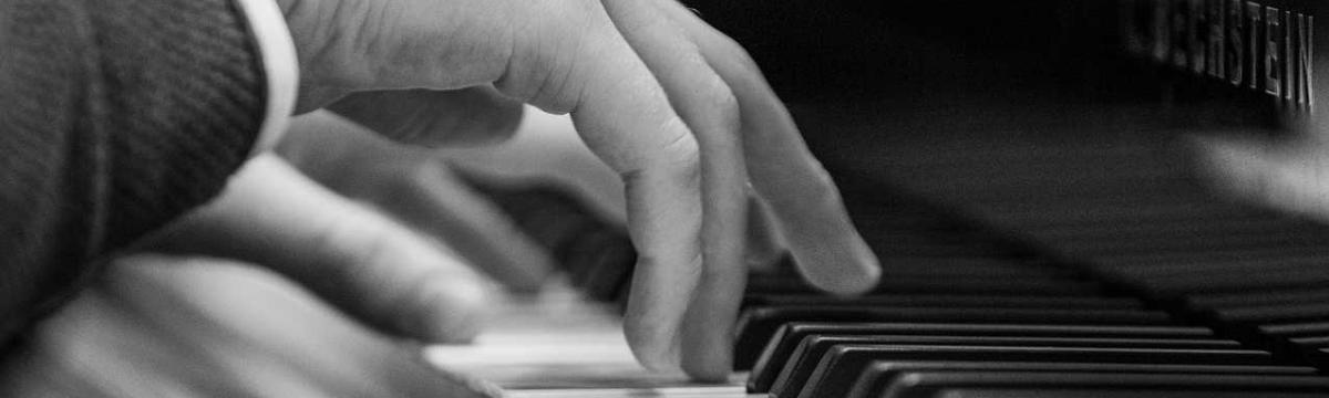 Klavierspieler Foto von einer Hand am Klavier