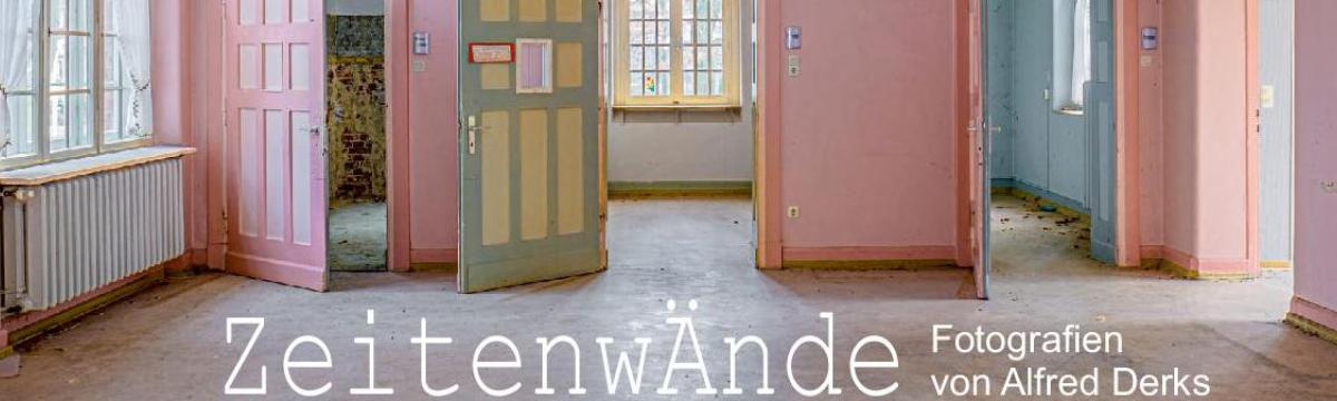 ZeitenwÄnde - Ausstellung von Alfred Derks Foto von einem rosa Raum mit der Aufschrift ZeitenwÄnde