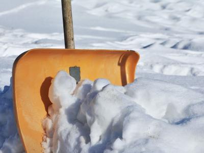 Foto von Schneeschaufel im Schnee