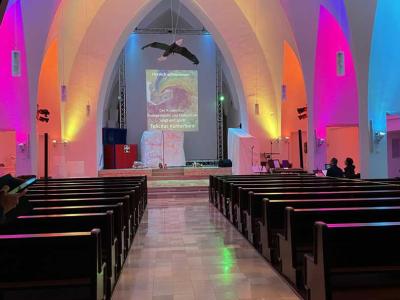 Foto von dem Inneren der St. Stephanus Kirche Hasselt mit bunter Beleuchtung