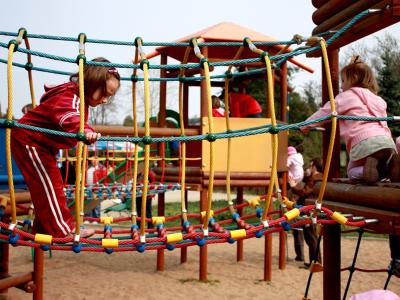 Foto von einem Spielgerät mit zwei kletternden Kindern