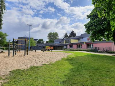 Foto vom Schulhof und Schulgebäude in Schneppenbaum