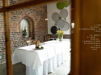 Foto von einem Tisch mit Blumen und einen Hinweis auf einen Trauraum