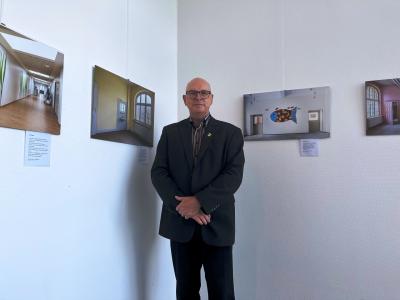 Foto von Alfred Derks mit einer Auswahl seiner Bilder