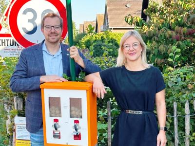 Foto von Bürgermeister Reinders und Frau Dr. Schmitz mit dem Bienenautomaten