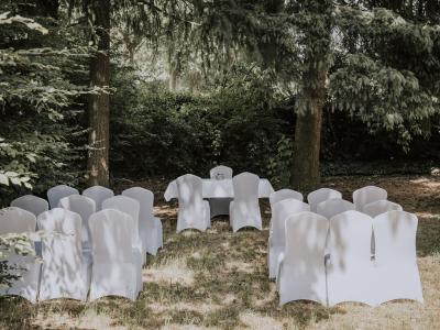 Foto der Dekoration für die Trauung im Garten