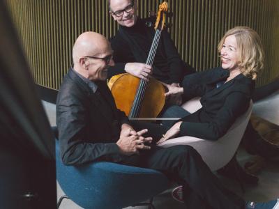 Foto von drei Musikern mit Cello
