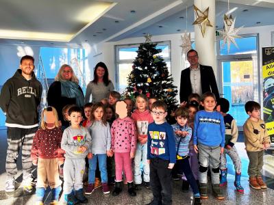 Kinder beim Schmücken des Weihnachtsbaumes im Rathaus