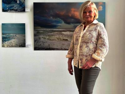 Foto mit Frau Prof. Dr. Margot Berghaus vor einem ihrer Bilder