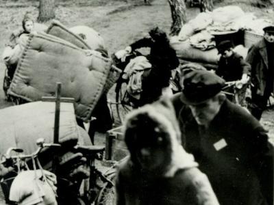 Interniertenlager Foto von reisenden Menschen im Wald