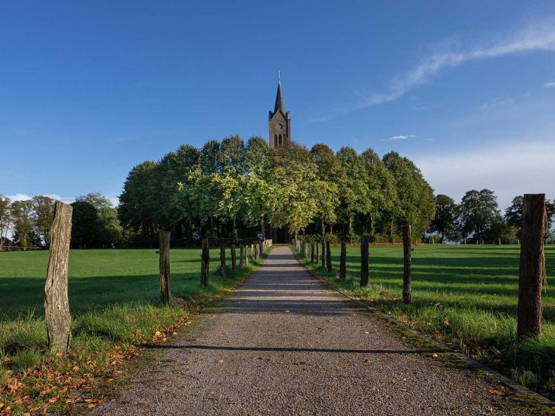 Foto von der Elisabethkirche in Louisendorf mit dem Weg dorthin