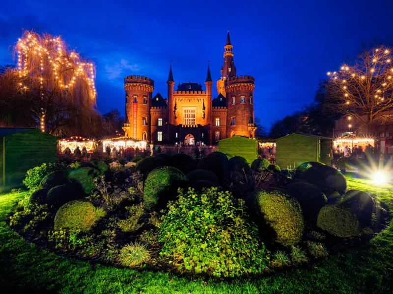 Foto von Schloss Moyand mit Rondel am Abend