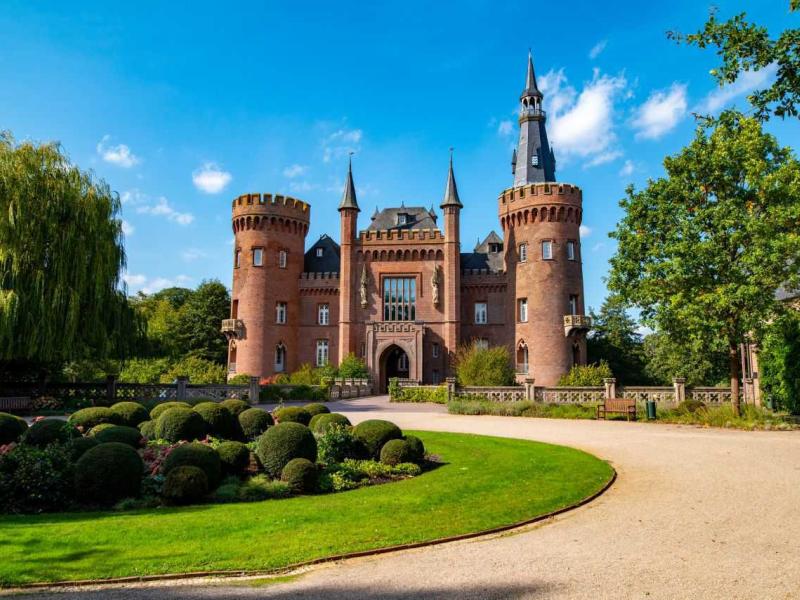Foto vom Schloss Moyland mit Gartenanlage