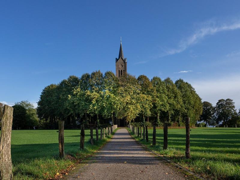 Louisenplatz mit Elisabethkirche in Louisendorf