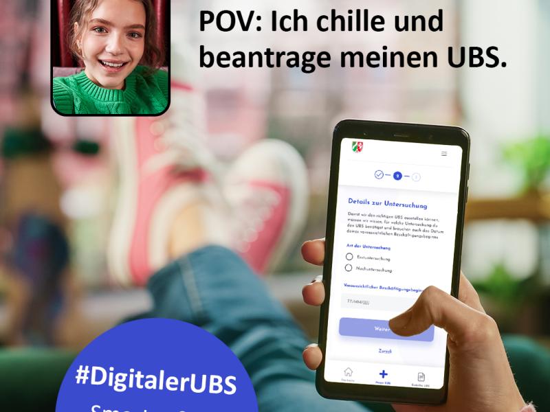 Mädchen sitzt auf einem Sofa und beantragt mit Ihrem Handy einen UBS