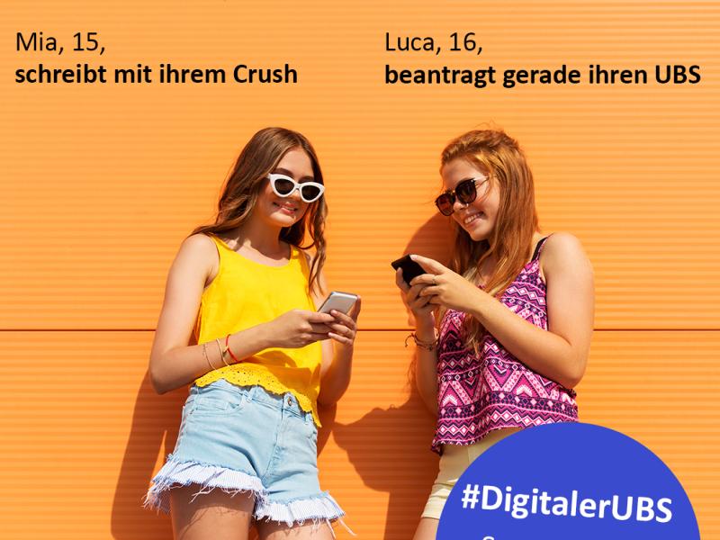 Foto mit zwei Mädchen die auf Ihr Handy schauen